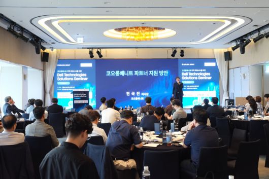 천국진 코오롱베니트 동부지사 지사장이 지역 파트너사 사업 지원 정책을 발표하고 있다. /코오롱베니트 제공