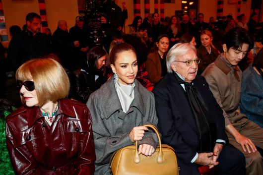 토즈 회장 디에고 델라 발레, 배우 제시카 알바, 보그 편집장 안나 윈투어가 2024년 2월 이탈리아 밀라노 패션위크에서 열린 토즈 컬렉션에 참석했다. /연합뉴스