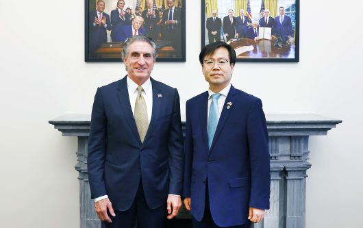 여한구 산업통상자원부 통상교섭본부장이 27일(현지시간) 미국 워싱턴 D.C. 백악관에서 더그 버검(Doug Burgum) 백악관 국가에너지위원회 위원장 겸 내무부 장관과 면담 전 기념촬영을 하고 있다. /산업부 제공