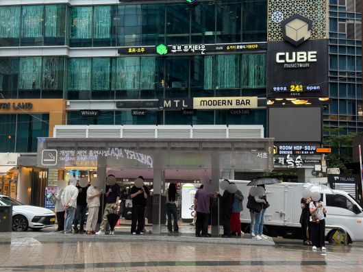 25일 서울 서초구 서초동 강남대로 왼편 강남역과 신논현역 사이에 설치된 흡연 부스. /이호준 기자