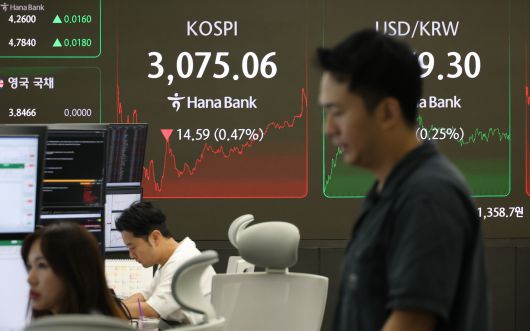 2일 서울 중구 하나은행 본점 딜링룸 현황판에 코스피지수가 표시돼 있다. 이날 코스피지수는 전 거래일 대비 14.59포인트(0.47%) 내린 3075.06으로 마감했다. /연합뉴스