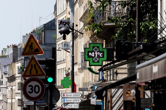 2025년 7월 1일 파리 중심부 약국 간판에 섭씨 41도가 표시되어 있다. /연합뉴스