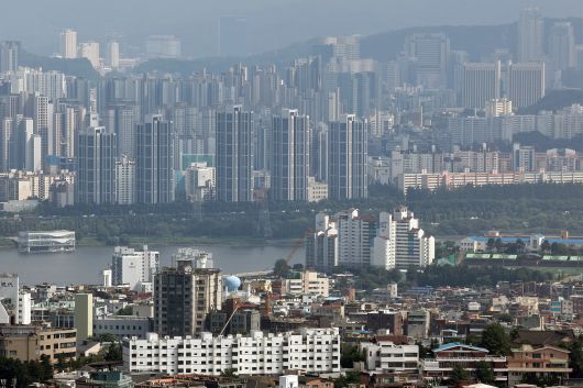 서울 중구 남산에서 바라본 강남 일대 아파트 단지 모습. /뉴스1