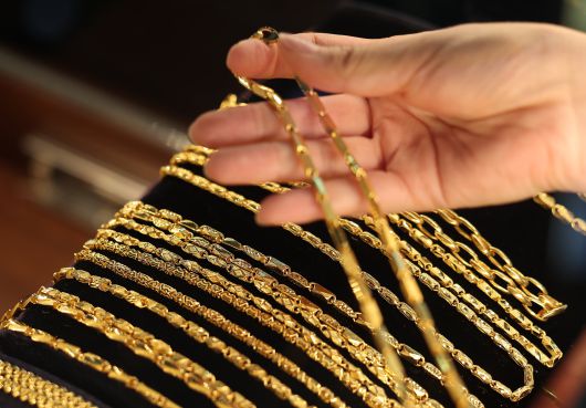 서울 종로구 골드팡 종로직영점에서 관계자가 금 제품을 들어 보이고 있다./ 뉴스1 제공