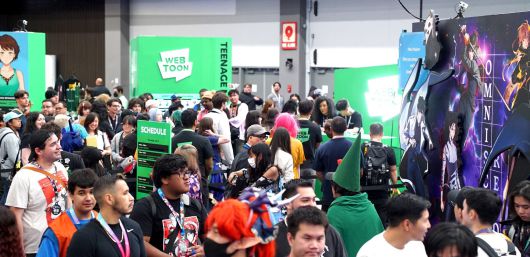 LA 애니메 엑스포 2025의 웹툰 엔터테인먼트 부스에 팬들이 길게 줄을 서서 참여하고 있다./네이버웹툰 제공