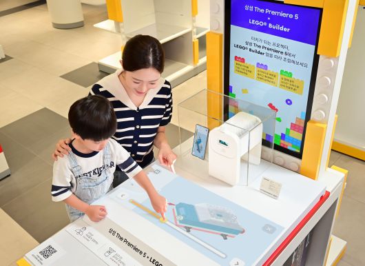 삼성전자가 레고코리아와 협업해 '더 프리미어 5' 체험 공간을 전국 레고스토어 6개 지점에 마련했다. 사진은 삼성전자의 더 프리미어 5를 체험하는 고객의 모습./삼성전자 제공