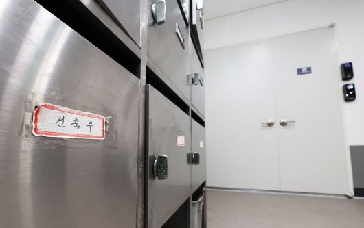 윤석열 전 대통령 배우자 김건희 여사 의혹을 수사하는 민중기 특별검사팀이 3일 오전 서울 종로구 삼부토건에 대한 압수수색에 돌입한 가운데 사무실 앞에 사물함이 놓여져 있다. / 뉴스1