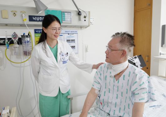 (왼쪽부터) 박샘이나 서울대병원 심장혈관흉부외과 교수와 로봇 폐이식 수술을 받은 윤병섭 환자. /서울대병원