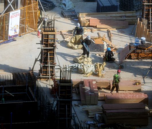 지난 3일 부산의 한 아파트 공사현장에서 노동자들이 뜨거운 햇빛 아래 작업을 하고 있다. /연합뉴스