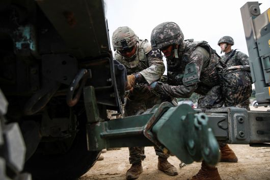 대한민국 제1군 군사지원여단 병사들과 미 육군 제2보병사단이 2023년 6월 13일 대한민국 포항에서 CDEx(Combined Distribution Exercise)에 참가하고 있다. /연합뉴스