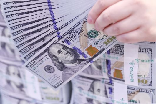 서울 중구 하나은행 위변조대응센터에서 직원이 100달러 지폐를 살펴보고 있다. /뉴스1