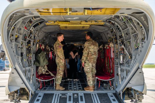 2025년 6월 12일 미국 메릴랜드주 앤드루스 공동기지에서 열린 미 육군 창설 250주년 기념 퍼레이드를 앞두고 보잉 CH-47 치누크 내부에서 승무원들이 이야기를 나누고 있다. /연합뉴스