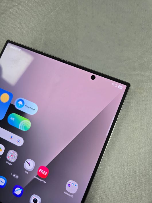 삼성전자 ‘갤럭시Z 폴드7’에는 카메라 홀을 디스플레이 아래로 숨기는 ‘언더 디스플레이 카메라’(UDC)가 적용되지 않았다./정두용 기자