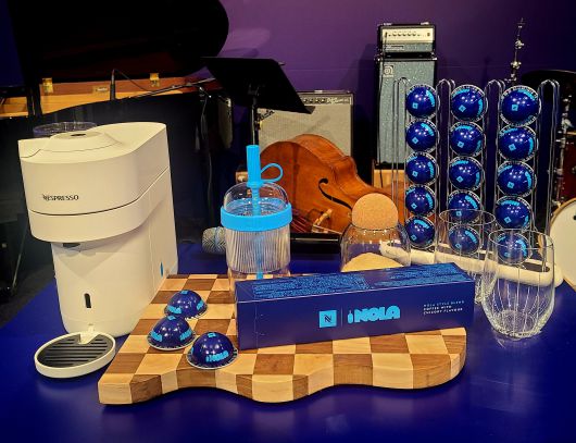 10일 서울 성동구 성수동 카인드 서울에서 진행한 협업 브랜드 ‘놀라 스타일 블렌드(NOLA Style Blend)’ 출시 기념 간담회 중앙에 비치된 네스프레소·블루보틀 협업 브랜드 제품 '놀라 스타일 블렌드' 제품. /민영빈 기자