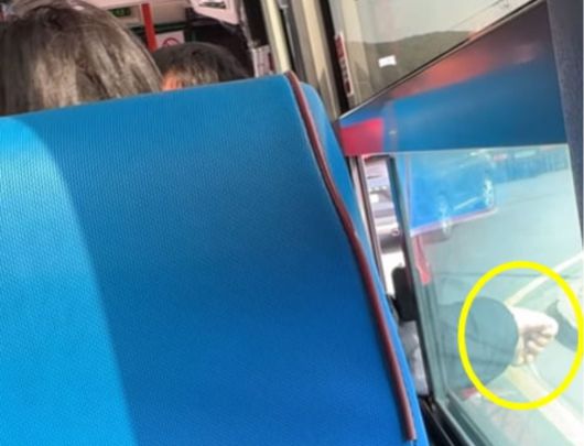 제주도의 한 시내버스 안에서 중국인 관광객으로 추정되는 승객이 흡연을 하고 있다. /서경덕 교수 소셜미디어 캡처