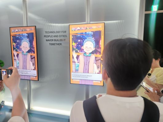 '클로바 케어콜' 전시 부스에서 체험 중인 관람객들. /오사카(일본)=심민관 기자