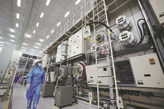 중국 BOE의 OLED 패널 생산라인 내부. /BOE