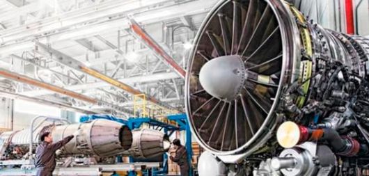 한화 에어로스페이스 창원공장에서 작업자들이 항공기 엔진을 조립하고 있다. /한화에어로 제공