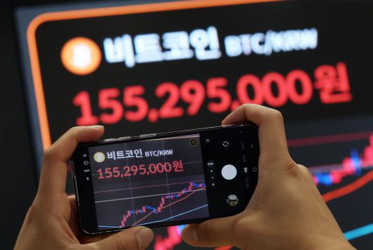 서울 서초구 빗썸라운지 강남본점 전광판./뉴스1