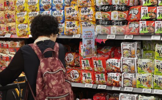 서울 시내 한 대형마트에서 한 시민이 라면을 고르고 있는 모습. /뉴스1