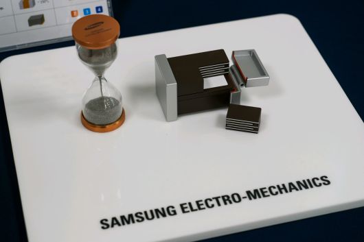 삼성전기의 MLCC 목업과 MLCC로 만든 모래시계./삼성전기 제공