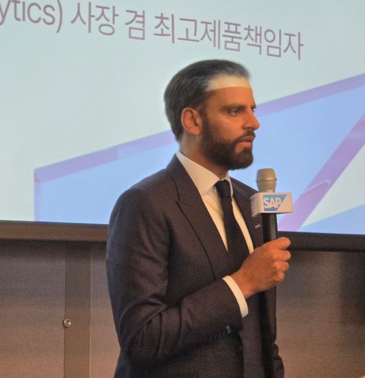 이르판 칸 SAP 최고제품책임자(데이터·애널리틱스 사장)가 15일 서울 강남구 그랜드 인터컨티넨탈 서울 파르나스 호텔에서 열린 ‘SAP 나우 AI 투어 코리아’ 행사에서 발표를 진행하고 있다./정두용 기자