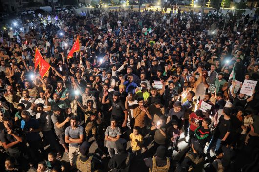 시리아인들이 2025년 7월 16일 시리아 이들리브에서 이스라엘 공습을 규탄하는 시위를 벌이고 있다. /연합뉴스