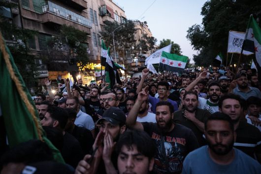 시리아인들이 2025년 7월 16일 시리아 다마스쿠스에서 이스라엘 공습을 규탄하는 시위를 벌이고 있다. /연합뉴스