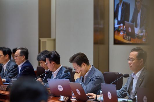 이재명 대통령이 지난 15일 서울 용산 대통령실 청사에서 열린 국무회의에서 자료를 살펴보고 있다. /대통령실 제공