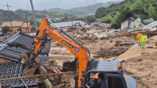 19일 오후 폭우로 발생한 산사태로 주택이 매몰돼 주민 3명이 실종된 경남 산청군 산청읍 부리마을에서 경남소방이 굴착기를 투입해 인명 수색에 나서고 있다. /경남소방본부 제공