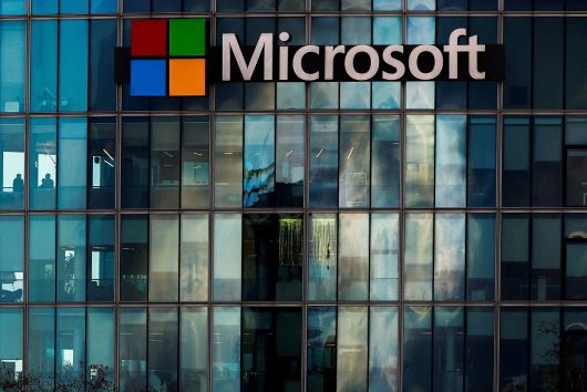 FILE PHOTO: A view shows a Microsoft logo at Microsoft offices in Issy-les-Moulineaux near Paris, France, January 9, 2025. REUTERS/Gonzalo Fuentes/File Photo/2025-07-10 04:05:44/<저작권자 ⓒ 1980-2025 ㈜연합뉴스. 무단 전재 재배포 금지, AI 학습 및 활용 금지>