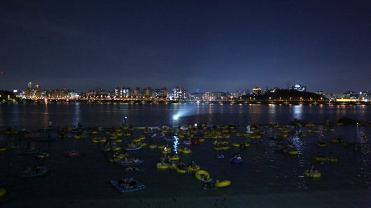 튜브에 몸을 싣고 영화를 감상하는 한강시네마퐁당. /서울시