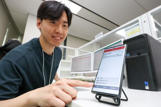 KT 고객센터 스팸분석팀 직원이 AI 기반 실시간 스팸 차단 키워드 등록 시스템을 운용하고 있는 모습. /KT