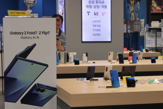 서울 시내 대형마트 가전매장에서 시민들이 최신 폴더블폰 '갤럭시 Z 폴드7·플립7'을 살펴보고 있다. /연합뉴스