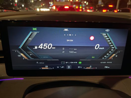 KG모빌리티 중형 SUV '액티언 하이브리드'의 야간 계기판 모습. 내비게이션을 띄우거나 주행 거리, 연비 등 정보를 확인하면서 달릴 수도 있다./이윤정 기자