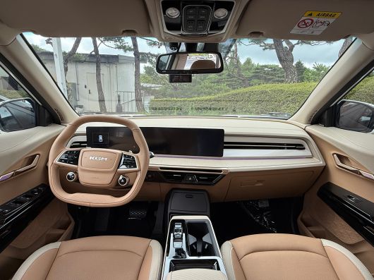 KG모빌리티 중형 SUV '액티언 하이브리드' 내부. 12.3인치 클러스터와 12.3인치 인포테인먼트 시스템을 일체형으로 연결한 파노라마 디스플레이가 장착돼 있다. 운전자 방향으로 8도 기울어져 있어 조작 편의성을 높였다./이윤정 기자