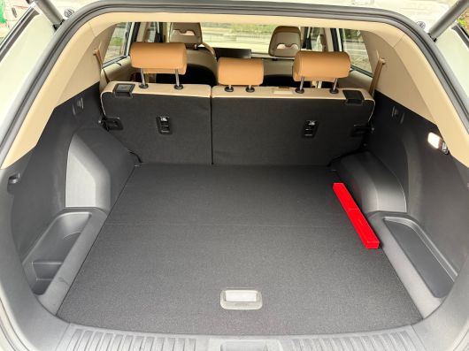 KG모빌리티 중형 SUV '액티언 하이브리드' 트렁크 모습. 기본 용량은 652L다. 2열을 접으면 1424L까지 실을 수 있다. /이윤정 기자