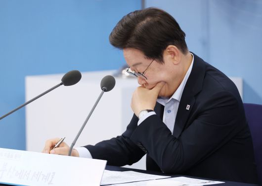 이재명 대통령이 지난 25일 부산 부경대에서 열린 타운홀미팅 '부산의 마음을 듣다' 간담회에서 김경수 대통령 직속 지방시대위원장의 발언을 듣고 있다. /연합뉴스