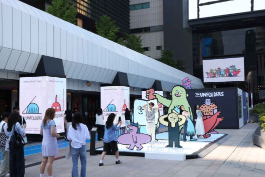 서울 강남구 코엑스 'The Galaxy UNFOLDERS' 체험존 방문객들이 ‘갤럭시 Z 폴드7∙Z 플립7'으로 아티스트 '장 줄리앙'의 캐릭터와 함께 인증샷을 촬영하는 모습./삼성전자 제공
