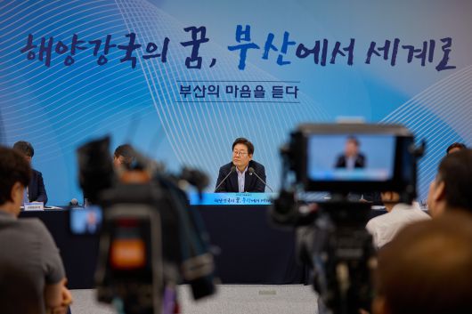 이재명 대통령이 지난 25일 부산 남구 부경대에서 열린 타운홀미팅 '부산의 마음을 듣다' 지역 주민 간담회에서 참석자들의 발언을 경청하고 있다./대통령실 제공