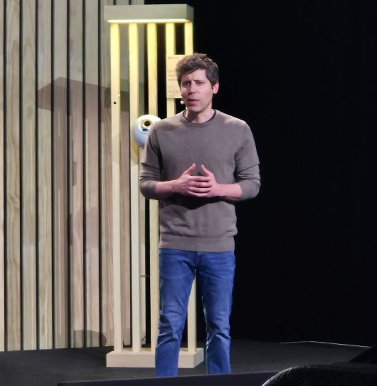 생성형 인공지능(AI) 챗GPT 창시자 샘 올트먼이 지난달 30일(현지시간) 미국 샌프란시스코에서 열린 '마침내(At Last)' 행사에서 발표하고 있다/뉴스1