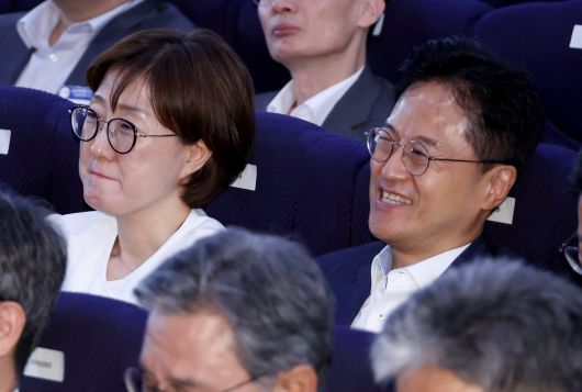 김현지 대통령실 총무비서관(왼쪽)과 김정우 국정상황실장이 31일 정부서울청사에서 이재명 대통령의 고위공직자 특별 강연을 경청하고 있다. /연합뉴스