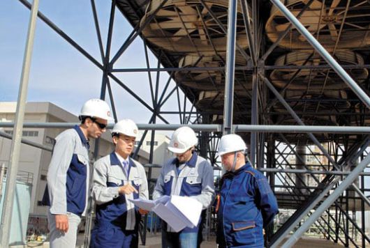 알카트라나 가스복합화력발전소에서 한국전력공사 직원들이 작업 공정에 대해 논의하고 있다. /조선DB