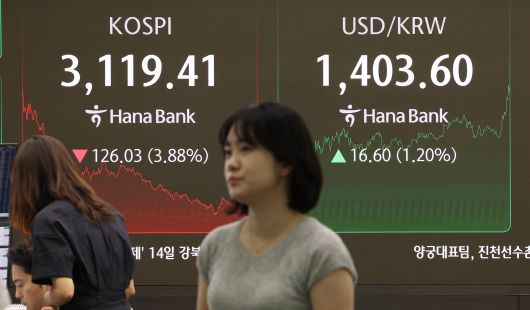 1일 서울 중구 하나은행 본점 딜링룸에서 직원들이 업무를 보고 있다. 이날 코스피는 전장보다 126.03포인트(3.88%) 내린 3119.41에 장을 마쳤다. /연합뉴스