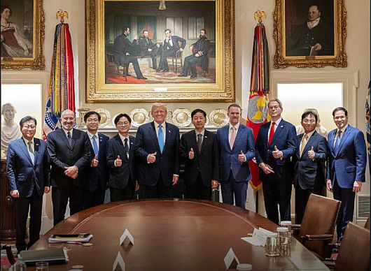 한미 무역 협상 대표부가 지난 30일 도널드 트럼프 미국 대통령과 워싱턴DC 백악관에서 무역 합의를 타결한 후 기념촬영하고 있다./백악관 소셜미디어