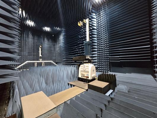 인천 연수구에 위치한 한국전파진흥협회(RAPA) 송도 전파산업클러스터 내 안테나 측정 챔버에서 안테나 성능 시험이 이뤄지고 있는 모습./정두용 기자