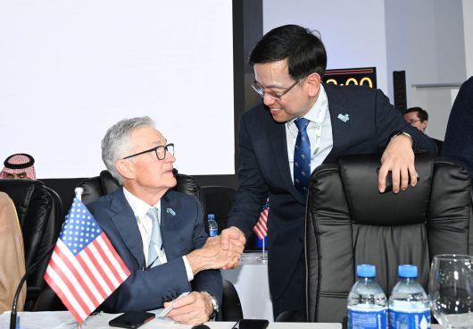 최상목 전 경제부총리 겸 기획재정부 장관이 지난해  'G20 재무장관 중앙은행총재회의'에 앞서 제롬 파월 미국 연방준비제도이사회(FRB) 의장과 대화를 하고 있다. /기획재정부 제공