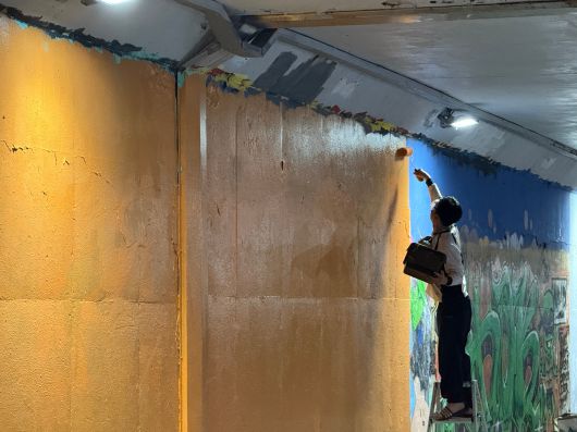 6일 서울 강남구 압구정 토끼굴에서 한 그라피티 작가가 벽면을 도색 중이다. /이호준 기자