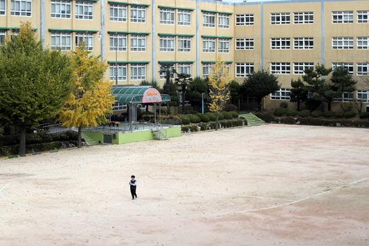 작년 11월 27일 부산광역시 부산진구 주원초등학교 운동장에서 어린이들이 뛰어 놀고 있다. 이 학교는 올해 3월 1일 폐교했다. / 조선DB