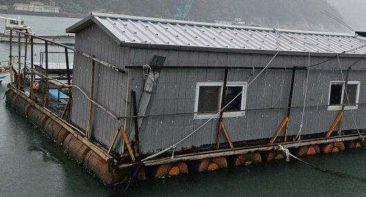 바지선 위에 설치된 콘테이너 박스./박성우 기자